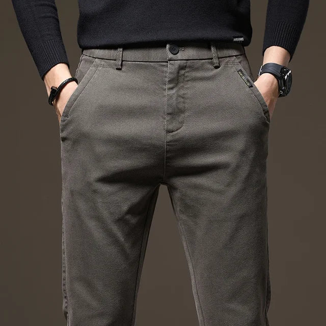 Calça Jeans Masculina Romenzi RZ002 feita com denim premium, ajuste confortável e design versátil para diferentes ocasiões