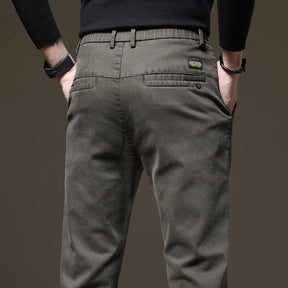 Calça Jeans Masculina Romenzi RZ002 feita com denim premium, ajuste confortável e design versátil para diferentes ocasiões