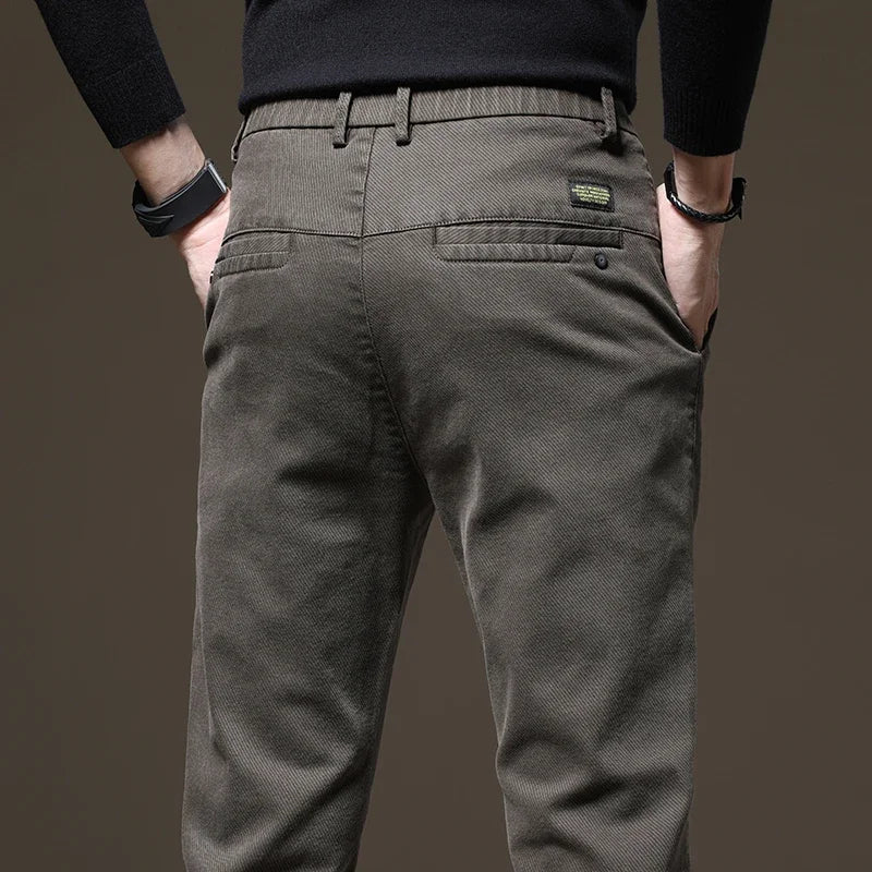 Calça Jeans Masculina Romenzi RZ002 feita com denim premium, ajuste confortável e design versátil para diferentes ocasiões
