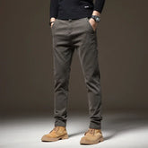 Calça Jeans Masculina Romenzi RZ002 feita com denim premium, ajuste confortável e design versátil para diferentes ocasiões