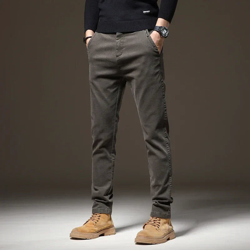 Calça Jeans Masculina Romenzi RZ002 feita com denim premium, ajuste confortável e design versátil para diferentes ocasiões
