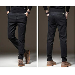 Calça Jeans Masculina Romenzi RZ002 feita com denim premium, ajuste confortável e design versátil para diferentes ocasiões