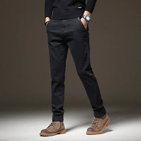 Calça Jeans Masculina Romenzi RZ002 feita com denim premium, ajuste confortável e design versátil para diferentes ocasiões