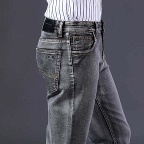 Calça Jeans Masculina Romenzi Spectre RZ260 com costuras reforçadas, tecido respirável e design refinado. Sofisticação e qualidade premium.