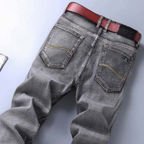 Calça Jeans Masculina Romenzi Spectre RZ260 com costuras reforçadas, tecido respirável e design refinado. Sofisticação e qualidade premium.