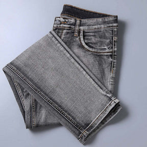 Calça Jeans Masculina Romenzi Spectre RZ260 com costuras reforçadas, tecido respirável e design refinado. Sofisticação e qualidade premium.