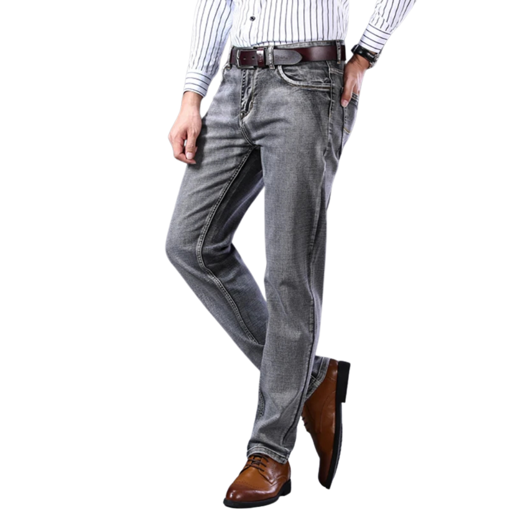 Calça Jeans Masculina Romenzi Spectre RZ260 com costuras reforçadas, tecido respirável e design refinado. Sofisticação e qualidade premium.