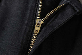 Calça Jeans Masculina Romenzi Spectre RZ260 com costuras reforçadas, tecido respirável e design refinado. Sofisticação e qualidade premium.