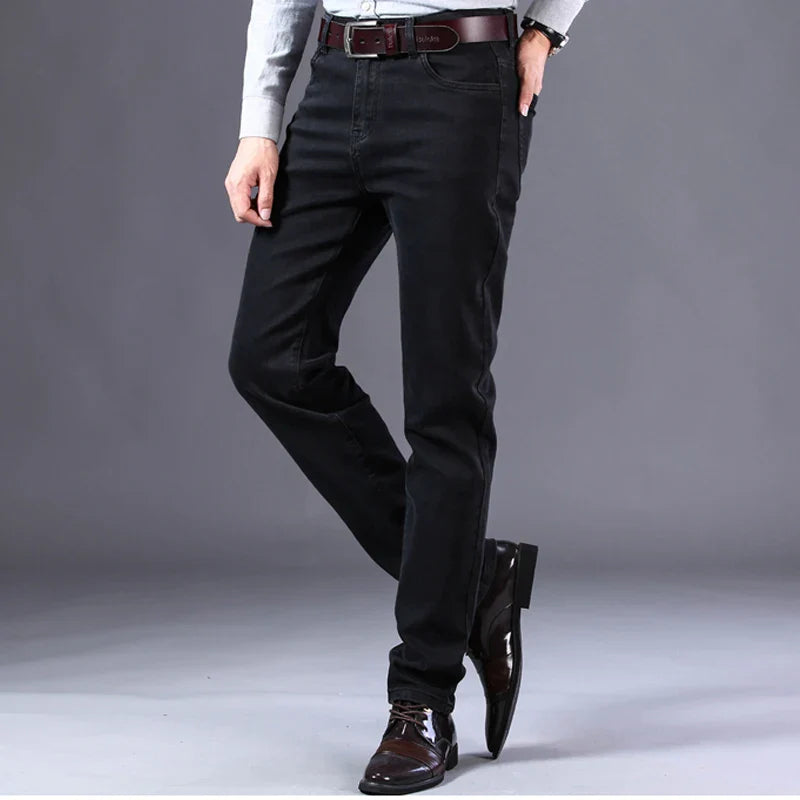Calça Jeans Masculina Romenzi Spectre RZ260 com costuras reforçadas, tecido respirável e design refinado. Sofisticação e qualidade premium.