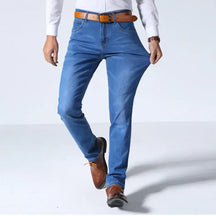 Calça Jeans Masculina Romenzi Wear RZ262 com costuras reforçadas, tecido respirável e acabamento impecável. Estilo refinado e durabilidade premium.