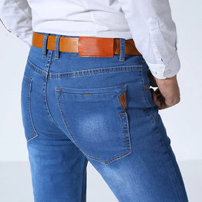 Calça Jeans Masculina Romenzi Wear RZ262 com costuras reforçadas, tecido respirável e acabamento impecável. Estilo refinado e durabilidade premium.