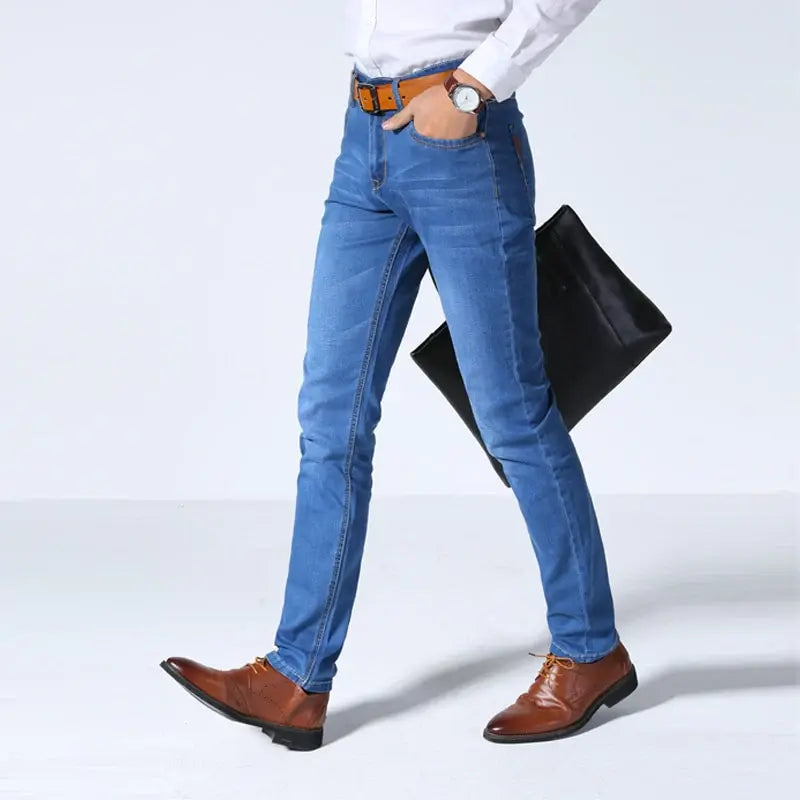Calça Jeans Masculina Romenzi Wear RZ262 com costuras reforçadas, tecido respirável e acabamento impecável. Estilo refinado e durabilidade premium.