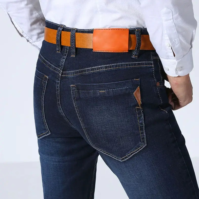 Calça Jeans Masculina Romenzi Wear RZ262 com costuras reforçadas, tecido respirável e acabamento impecável. Estilo refinado e durabilidade premium.