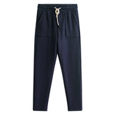 Calça de moletom masculina confeccionada em algodão premium, com bolsos espaçosos, cintura elástica e barra ajustada. Conforto e estilo para todas as ocasiões.