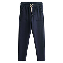 Calça de moletom masculina confeccionada em algodão premium, com bolsos espaçosos, cintura elástica e barra ajustada. Conforto e estilo para todas as ocasiões.