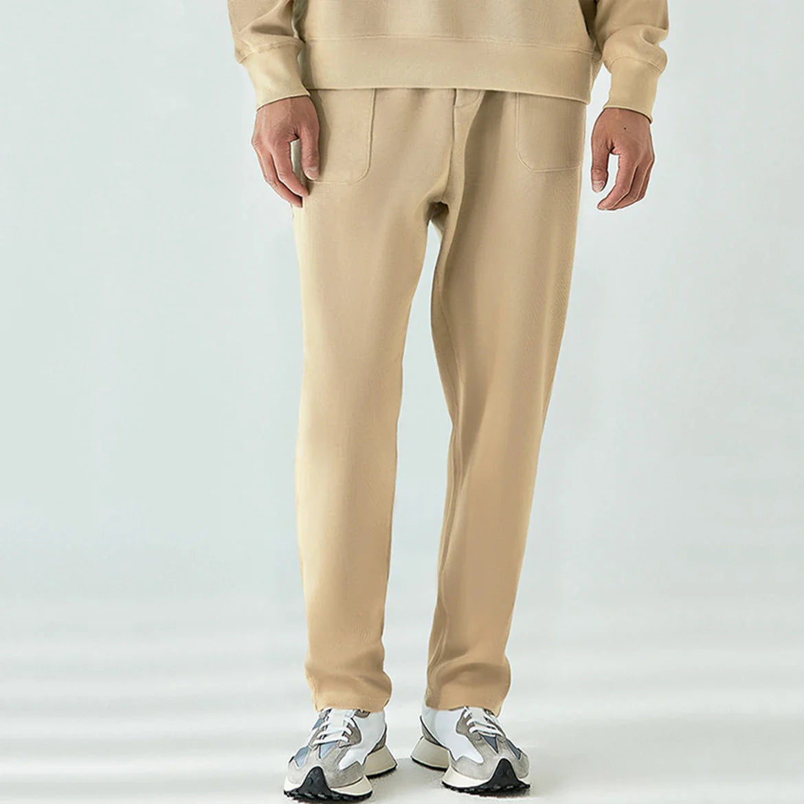 Calça de moletom masculina confeccionada em algodão premium, com bolsos espaçosos, cintura elástica e barra ajustada. Conforto e estilo para todas as ocasiões.