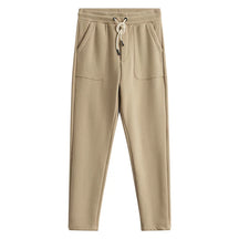 Calça de moletom masculina confeccionada em algodão premium, com bolsos espaçosos, cintura elástica e barra ajustada. Conforto e estilo para todas as ocasiões.