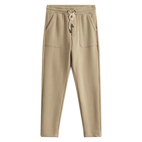 Calça de moletom masculina confeccionada em algodão premium, com bolsos espaçosos, cintura elástica e barra ajustada. Conforto e estilo para todas as ocasiões.