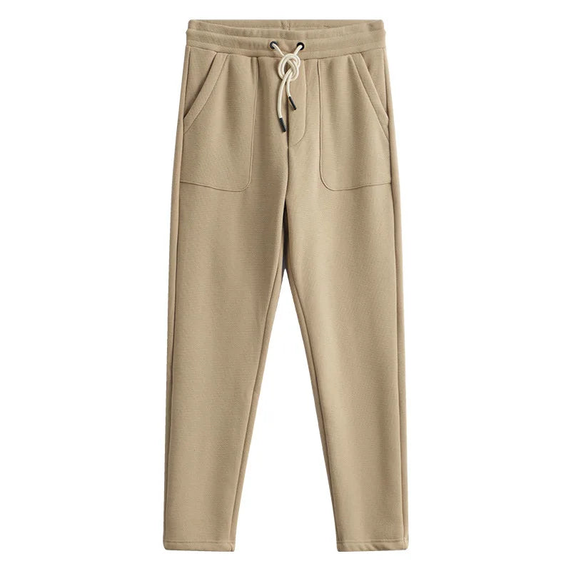 Calça de moletom masculina confeccionada em algodão premium, com bolsos espaçosos, cintura elástica e barra ajustada. Conforto e estilo para todas as ocasiões.