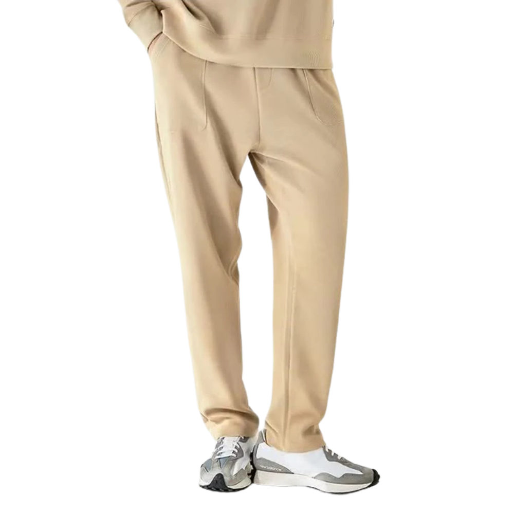 Calça de moletom masculina confeccionada em algodão premium, com bolsos espaçosos, cintura elástica e barra ajustada. Conforto e estilo para todas as ocasiões.