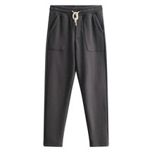Calça de moletom masculina confeccionada em algodão premium, com bolsos espaçosos, cintura elástica e barra ajustada. Conforto e estilo para todas as ocasiões.