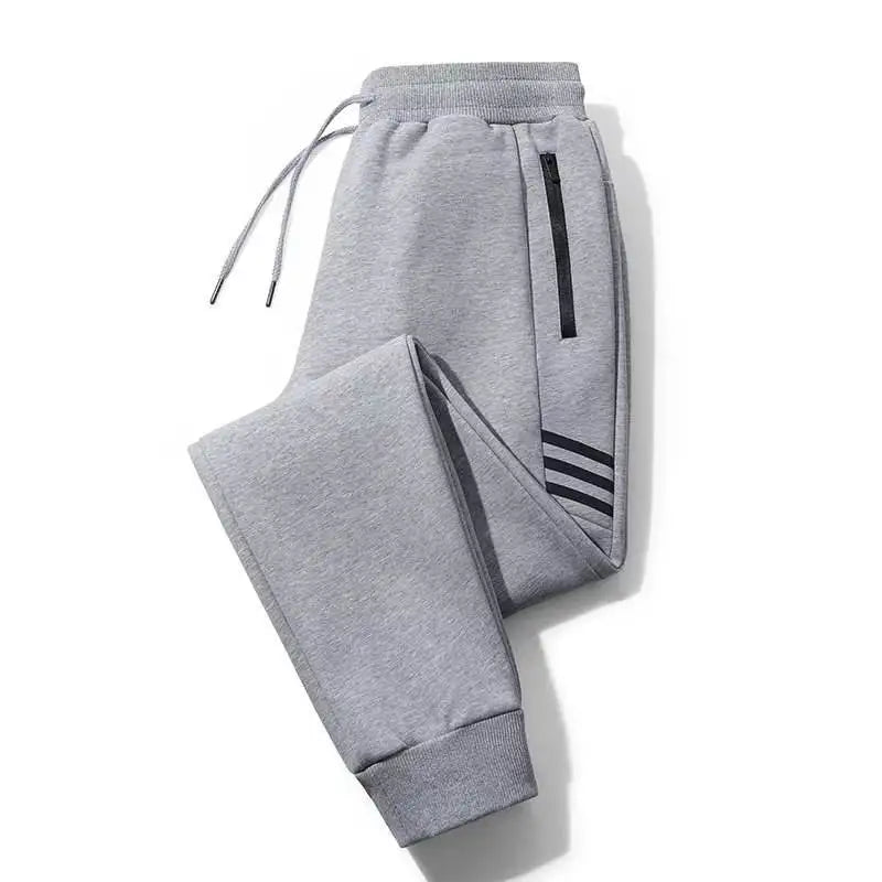 Calça de moletom masculina esportiva, com bolsos com zíper e cós ajustável. Ideal para atividades físicas, como corrida e academia.