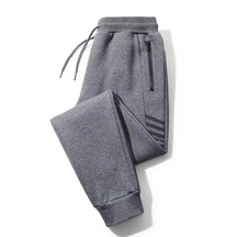 Calça de moletom masculina esportiva, com bolsos com zíper e cós ajustável. Ideal para atividades físicas, como corrida e academia.