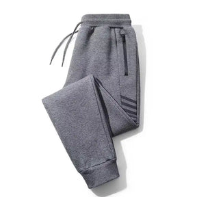 Calça de moletom masculina esportiva, com bolsos com zíper e cós ajustável. Ideal para atividades físicas, como corrida e academia.