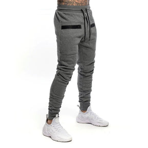 Calça de moletom fitness masculina, confeccionada em algodão premium, com bolsos com zíper e cintura ajustável. Perfeita para treinos e conforto diário.