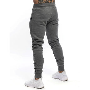 Calça de moletom fitness masculina, confeccionada em algodão premium, com bolsos com zíper e cintura ajustável. Perfeita para treinos e conforto diário.