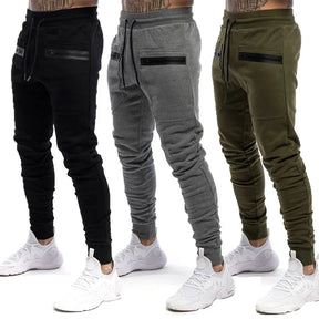 Calça de moletom fitness masculina, confeccionada em algodão premium, com bolsos com zíper e cintura ajustável. Perfeita para treinos e conforto diário.
