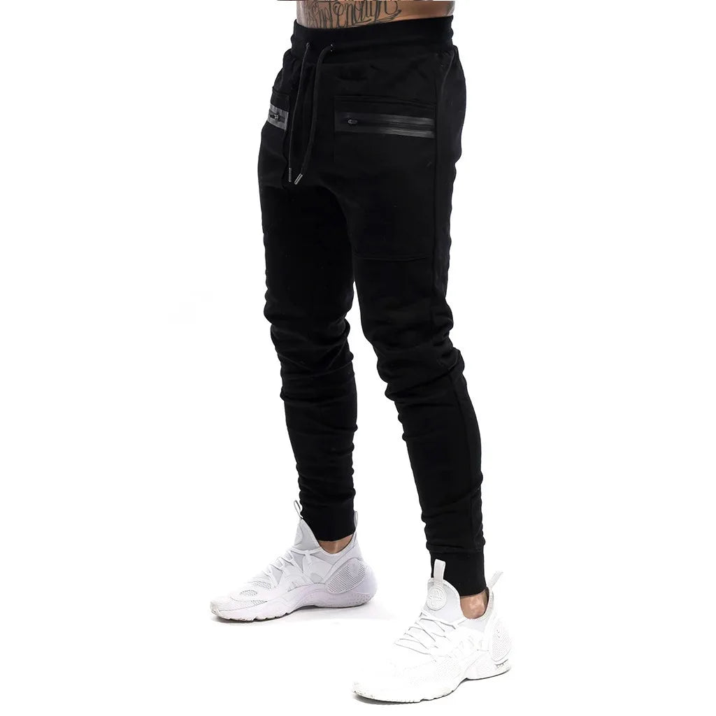 Calça de moletom fitness masculina, confeccionada em algodão premium, com bolsos com zíper e cintura ajustável. Perfeita para treinos e conforto diário.