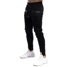 Calça de moletom fitness masculina, confeccionada em algodão premium, com bolsos com zíper e cintura ajustável. Perfeita para treinos e conforto diário.