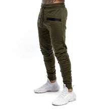 Calça de moletom fitness masculina, confeccionada em algodão premium, com bolsos com zíper e cintura ajustável. Perfeita para treinos e conforto diário.