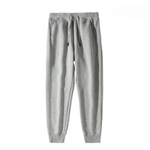 Calça moletom masculina feita em algodão premium, com bolsos, ajuste solto e cintura elástica. Ideal para praticidade e conforto no dia a dia.