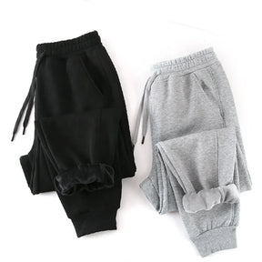 Calça moletom masculina feita em algodão premium, com bolsos, ajuste solto e cintura elástica. Ideal para praticidade e conforto no dia a dia.