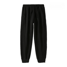 Calça moletom masculina feita em algodão premium, com bolsos, ajuste solto e cintura elástica. Ideal para praticidade e conforto no dia a dia.
