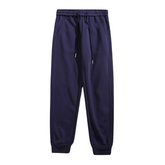 Calça moletom masculina em algodão premium, com design jogger, elástico na cintura e bolsos espaçosos. Ideal para conforto e estilo moderno.