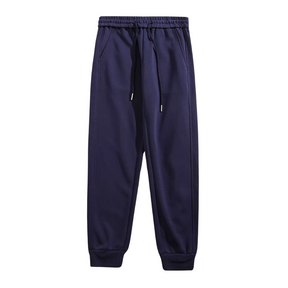 Calça moletom masculina em algodão premium, com design jogger, elástico na cintura e bolsos espaçosos. Ideal para conforto e estilo moderno.