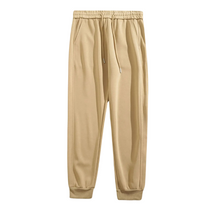 Calça moletom masculina em algodão premium, com design jogger, elástico na cintura e bolsos espaçosos. Ideal para conforto e estilo moderno.