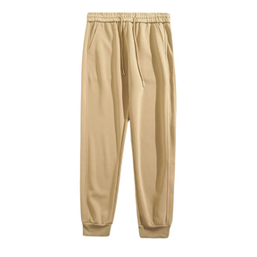 Calça moletom masculina em algodão premium, com design jogger, elástico na cintura e bolsos espaçosos. Ideal para conforto e estilo moderno.