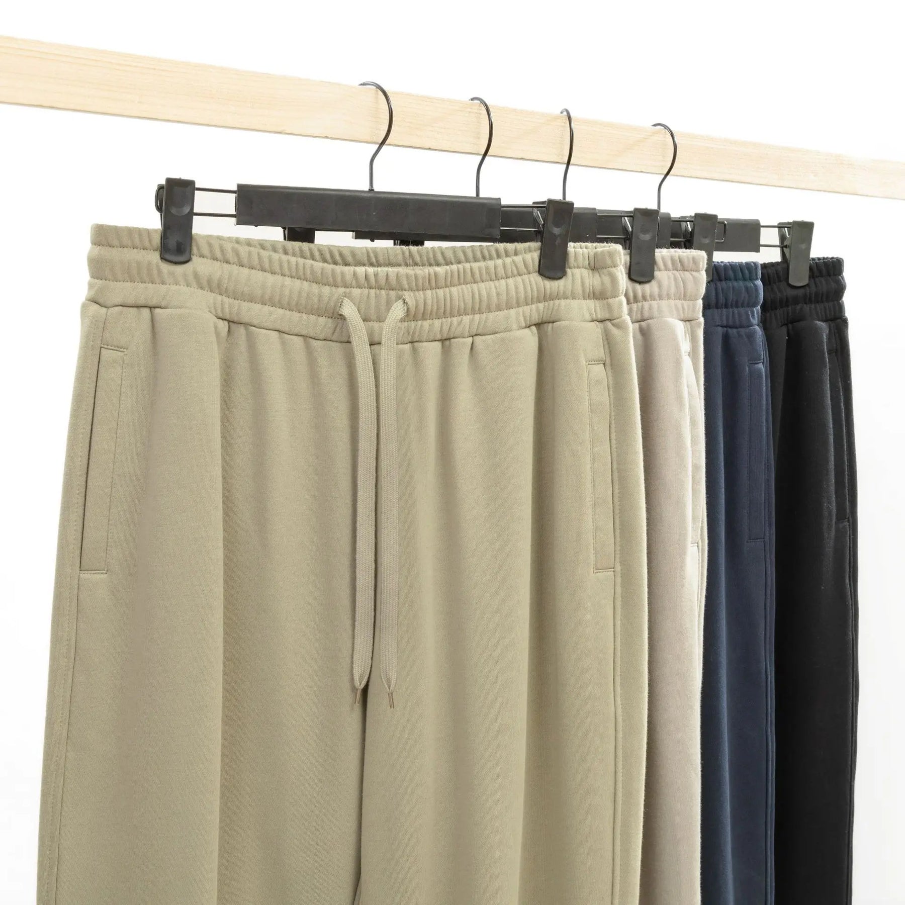 Calça moletom masculina em algodão premium, com design jogger, elástico na cintura e bolsos espaçosos. Ideal para conforto e estilo moderno.