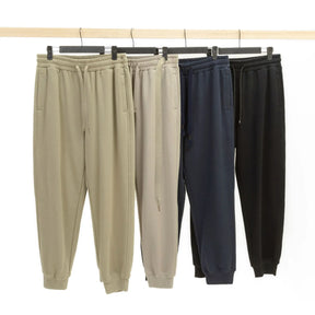 Calça moletom masculina em algodão premium, com design jogger, elástico na cintura e bolsos espaçosos. Ideal para conforto e estilo moderno.
