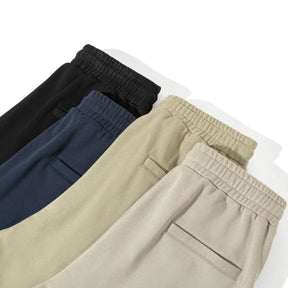 Calça moletom masculina em algodão premium, com design jogger, elástico na cintura e bolsos espaçosos. Ideal para conforto e estilo moderno.