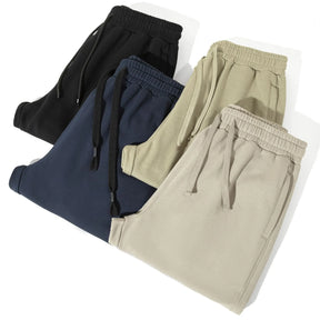Calça moletom masculina em algodão premium, com design jogger, elástico na cintura e bolsos espaçosos. Ideal para conforto e estilo moderno.