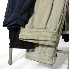 Calça moletom masculina em algodão premium, com design jogger, elástico na cintura e bolsos espaçosos. Ideal para conforto e estilo moderno.