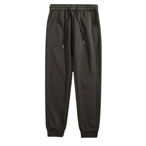 Calça moletom masculina em algodão premium, com design jogger, elástico na cintura e bolsos espaçosos. Ideal para conforto e estilo moderno.