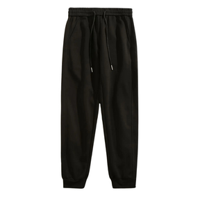 Calça moletom masculina em algodão premium, com design jogger, elástico na cintura e bolsos espaçosos. Ideal para conforto e estilo moderno.
