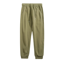 Calça moletom masculina em algodão premium, com design jogger, elástico na cintura e bolsos espaçosos. Ideal para conforto e estilo moderno.