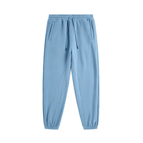 Calça de moletom masculina confeccionada em algodão premium, com cós elástico ajustável e bolsos laterais. Estilo moderno e confortável.